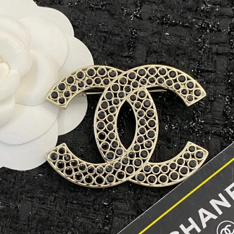 chanel brooches  pour femme s_12341a5